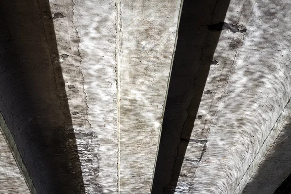 Reflejos de luz en el fondo del puente de hormigón — Foto de Stock