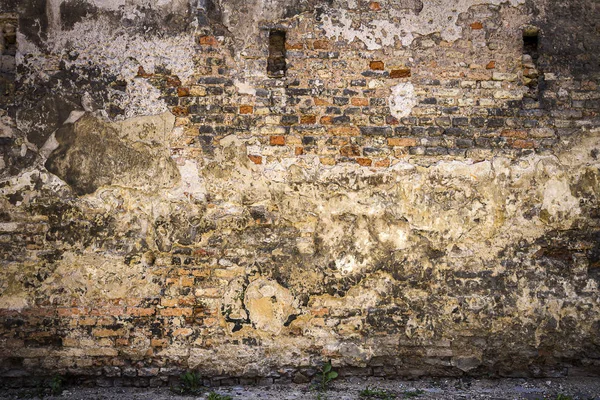 Old cracked plaster and brick wall — Stock Photo, Image