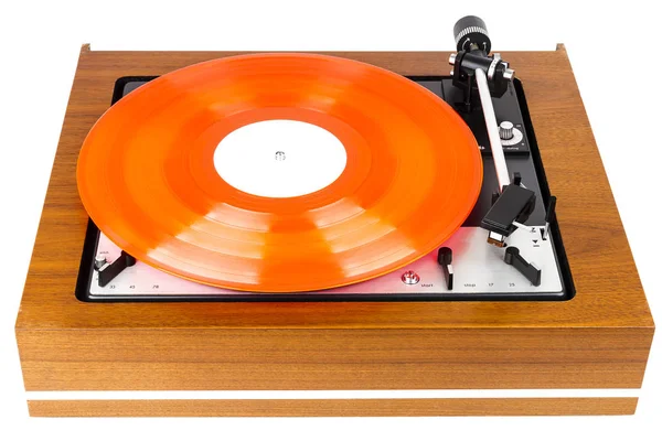 Giradiscos vintage con un vinilo rojo aislado en blanco — Foto de Stock