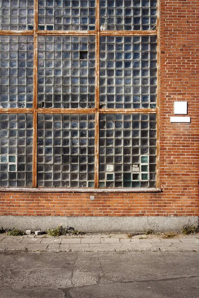 Červená cihlová zeď se skleněnými blokovým oknem — Stock fotografie