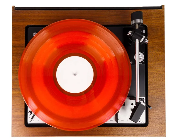 Plaque tournante vintage avec un vinyle rouge isolé sur blanc — Photo