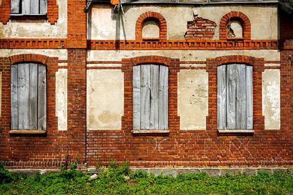Opuszczony Dom Oknami Deskami — Zdjęcie stockowe