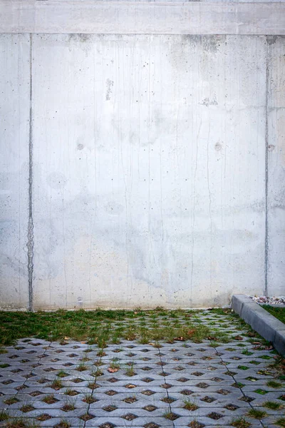 Graue Betonmauer Und Grünes Gras Parkplätze — Stockfoto