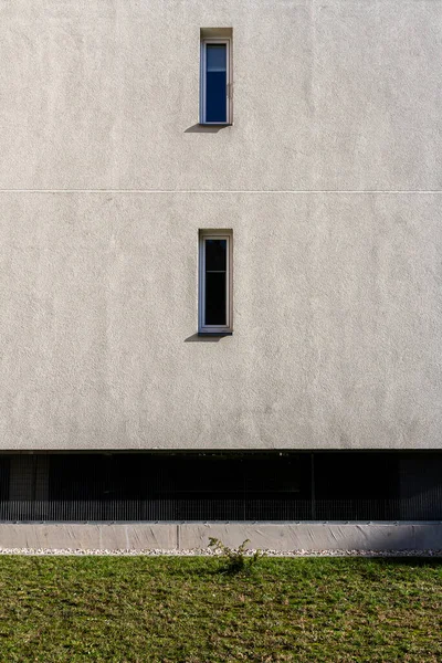 Moderne Mauer Mit Einigen Fenstern Und Einem Gras Architektonische Details — Stockfoto