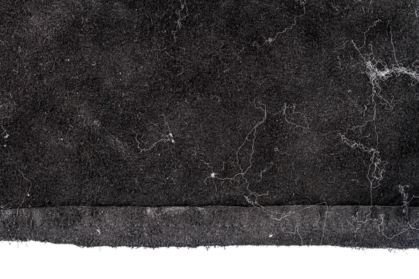 Stukje Rommelig Zwart Leer Geïsoleerd Witte Achtergrond Gekromde Materiaaltextuur Achterzijde — Stockfoto
