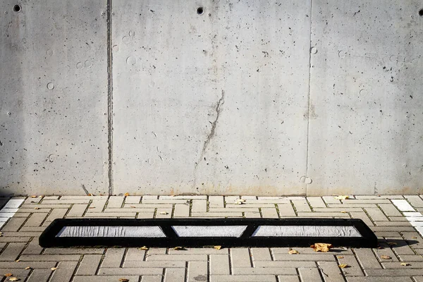 Graue Betonmauer Und Parkplätze — Stockfoto