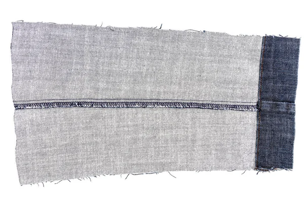 白い背景に隔離された青いジーンズ生地のピース 凹凸のあるエッジ デニムパンツが裂けた 生地の間違った側 — ストック写真