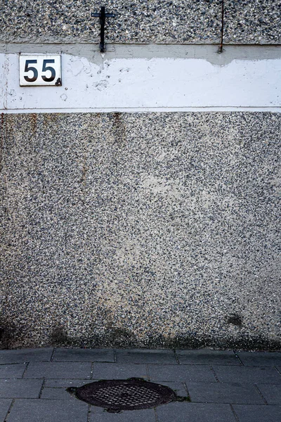 Gealterte Verwitterte Straßenmauer Mit Der Hausnummer Architektur Detail Hintergrund — Stockfoto