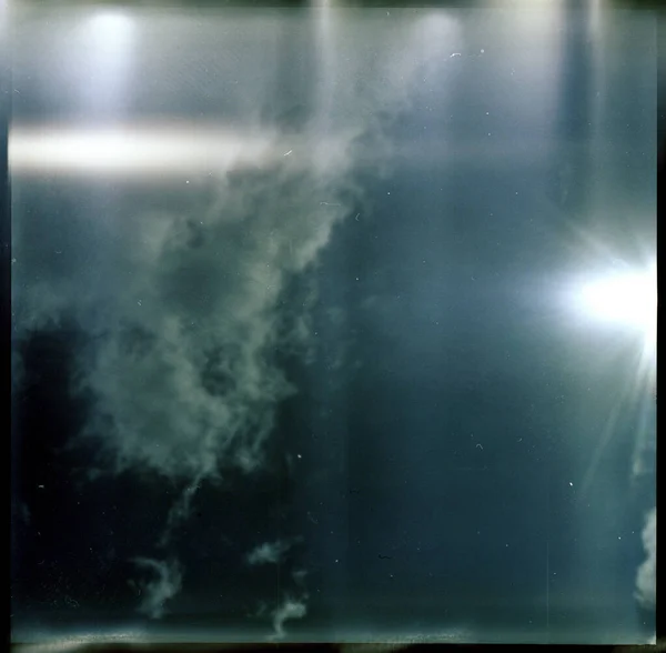 Kum Taneli Tozlu Film Dokusunda Bulutlu Mavi Gökyüzünün Homurtusu Analog — Stok fotoğraf