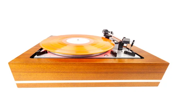 Vintage Gramofon Czerwonym Winylem Izolowane Białym Drewniany Cokoł Retro Sprzęt — Zdjęcie stockowe