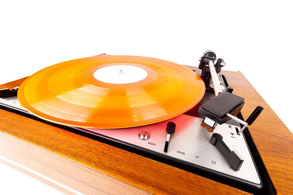 Mesa Giratória Vintage Com Vinil Vermelho Isolado Branco Plinto Madeira — Fotografia de Stock