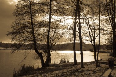 Pakrac ve Lipik Hırvatistan'daki şehirlere yakın göl Raminac kış günbatımı