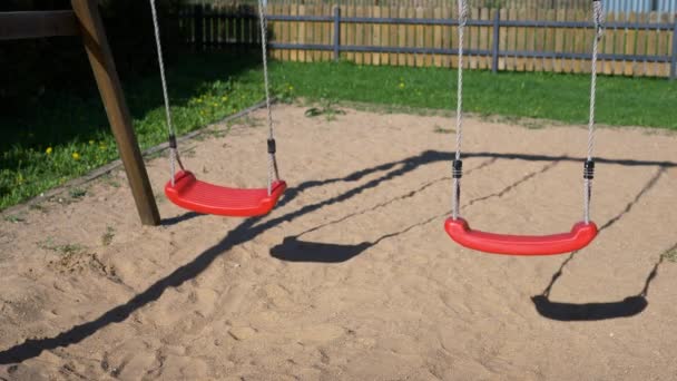 Kinderschaukeln Bewegen Sich Auf Einem Kinderspielplatz Hin Und Her Zwei — Stockvideo