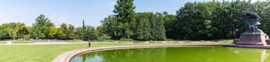 Łazienki Parkı panorama ve Chopin anıt. 