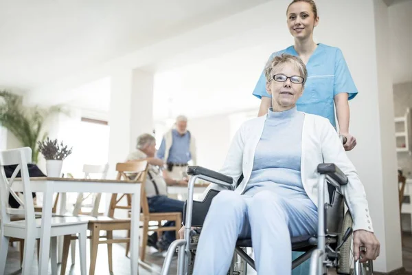 Mulher Idosa Cadeira Rodas Com Enfermeira Casa Repouso — Fotografia de Stock