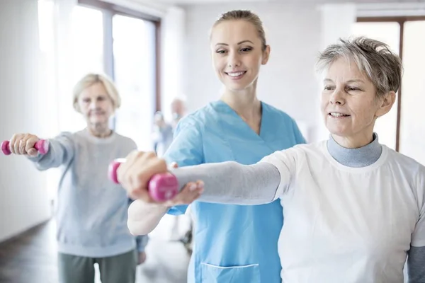Senior Woman Holding Hand Weight Physiotherapist Helping — Stock Photo, Image
