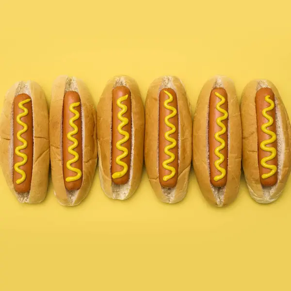 Hotdogs Vor Schlichtem Hintergrund — Stockfoto