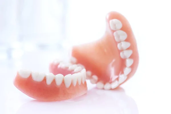 Dentures Atas Meja Terhadap Latar Belakang Putih — Stok Foto