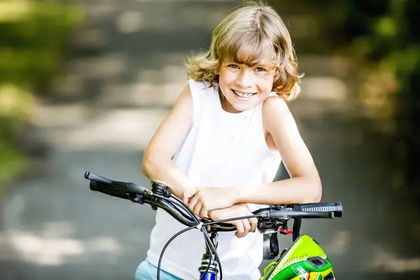 Menino Sentado Bicicleta Parque Sorrindo Retrato — Fotografia de Stock