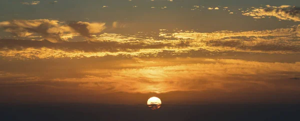Dramatischer Orange Glühender Himmel Bei Sonnenuntergang Mit Wolken — Stockfoto