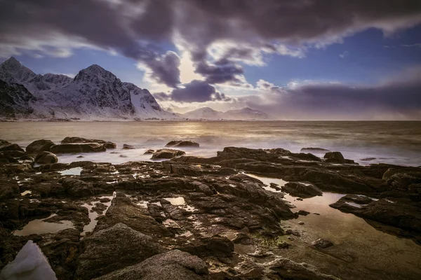 ロフォーテン諸島の島 ノルウェーの雪で覆われたロッキー Kvalvika ビーチ — ストック写真