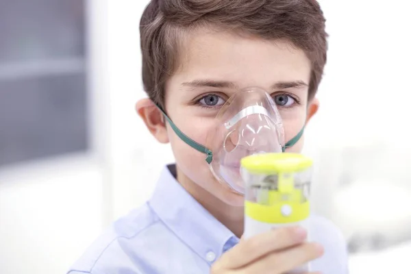 Menino Idade Elementar Usando Máscara Nebulizador Clínica Médica — Fotografia de Stock