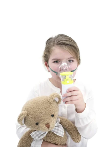 Menina Idade Elementar Usando Nebulizador Segurando Ursinho Pelúcia Clínica Médica — Fotografia de Stock