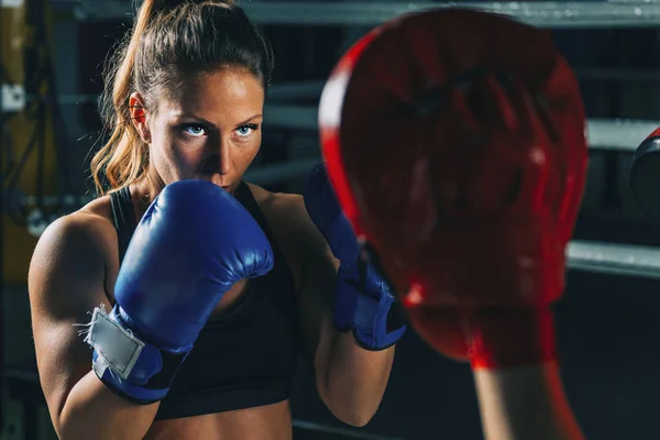 Mujer Joven Boxeando Mientras Entrena Gimnasio — Foto de Stock