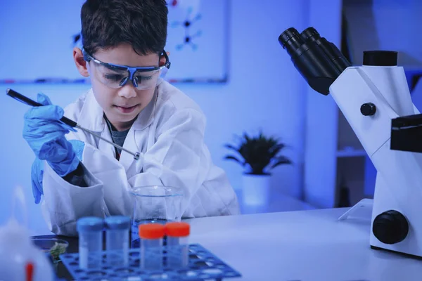 Schoolboy Doing Science Experiment School Chemistry Laboratory — Stock Photo, Image