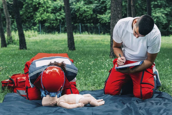 Female Paramedic Cpr Training Baby Dummy Instructor Outdoors — Stock Photo, Image