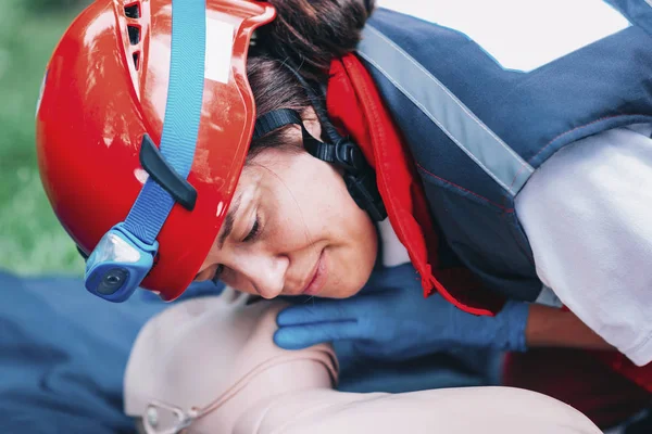 Female Paramedic Practicing Mouth Mouth While Cpr Training Outdoors — Stock Photo, Image