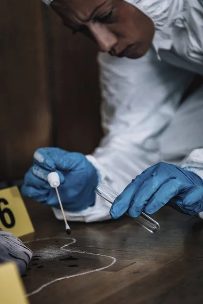 Esperto Forense Che Raccoglie Campioni Sangue Dalla Scena Del Crimine — Foto Stock