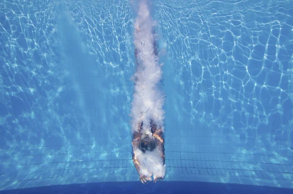 Taucherin Schwimmt Nach Leichtem Sprung Becken Mit Spritzern Unter Wasser — Stockfoto