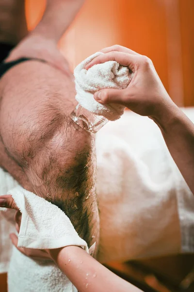 Vrouwelijke Fysiotherapeut Die Cryo Massage Voor Kniepijn Uitvoert — Stockfoto