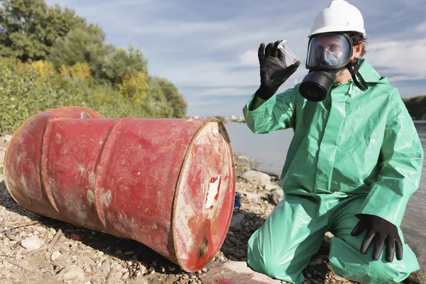 Kirlilik Kontrol Müfettişi Nehir Yanında Sızdırılmış Kimyasal Örnek Bakıyor — Stok fotoğraf