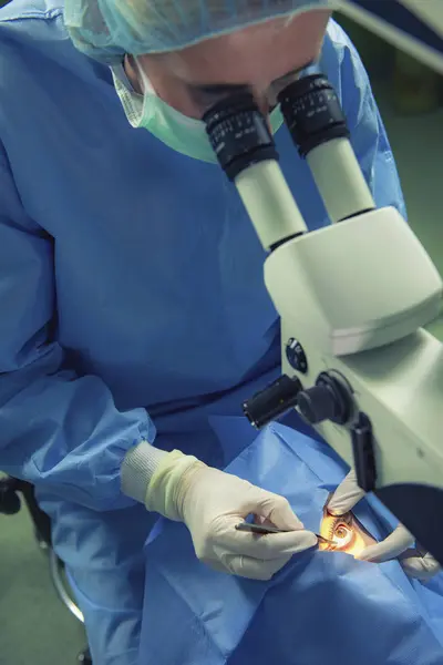 Oftalmólogo Realiza Cirugía Ocular Paciente Femenina Clínica — Foto de Stock