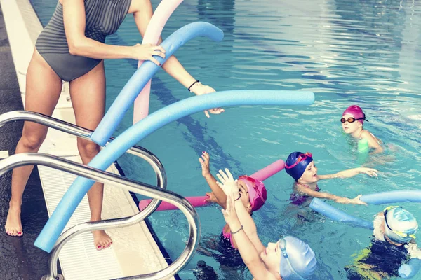 Zwem Instructeur Die Water Noedels Geeft Aan Kinderen Het Zwembad — Stockfoto