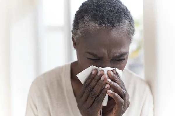 Zieke Rijpe Vrouw Niezen Weefsel — Stockfoto