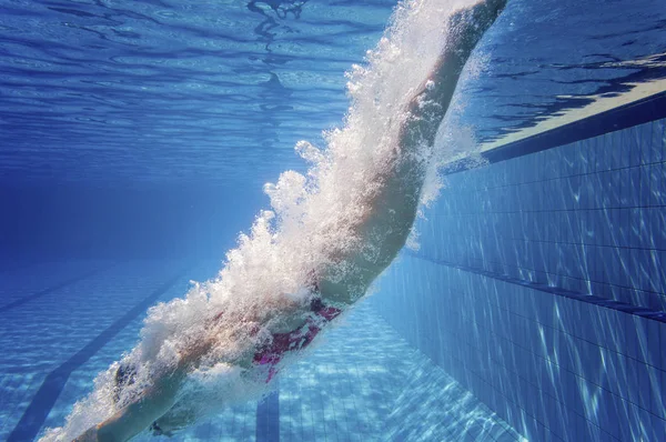 Nadadora Hembra Sumergiéndose Agua Piscina Pública — Foto de Stock