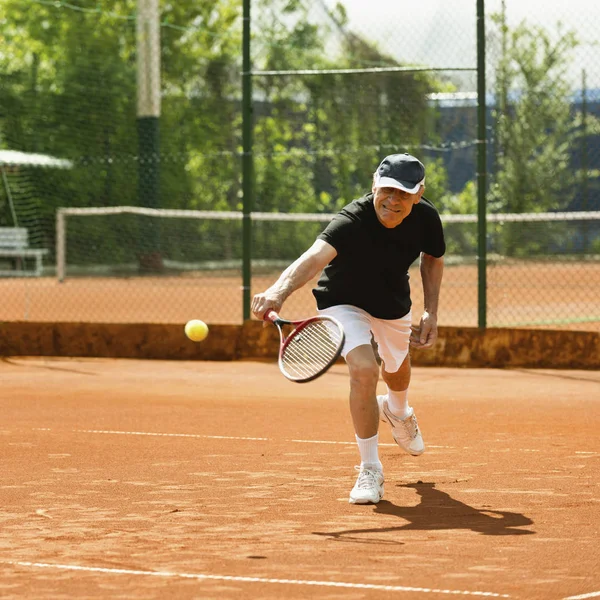 Aktywny Starszy Gracz Uprawia Tenis Dworze — Zdjęcie stockowe