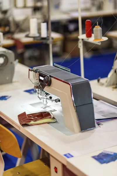 Máquina Costura Industrial Moderna Instalação Produção — Fotografia de Stock