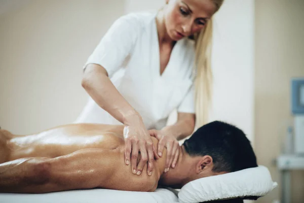 Physical Therapist Massaging Male Athlete Shoulders — Stock Photo, Image