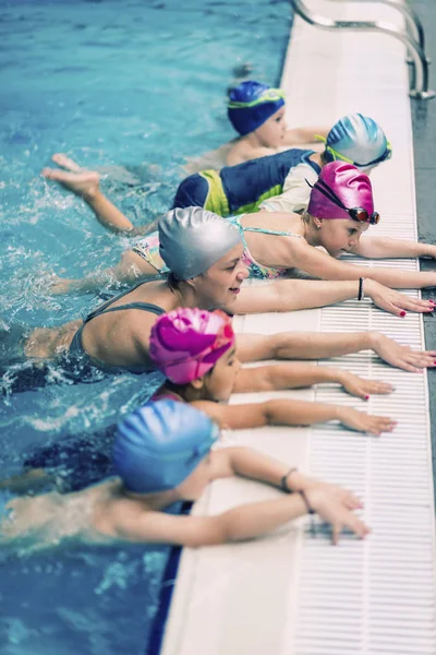 Grupo Niños Clase Natación Con Instructor Practicando Patadas — Foto de Stock