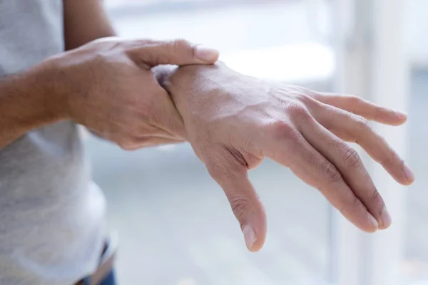 Mann Berührt Handgelenk Vor Schmerzen Nahaufnahme — Stockfoto