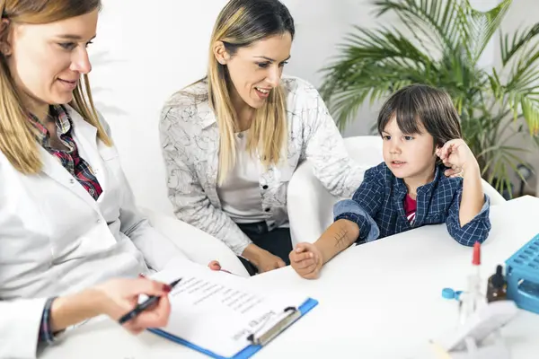 Pediatra Feminina Realizando Teste Picada Pele Alergia Menino Com Mãe — Fotografia de Stock