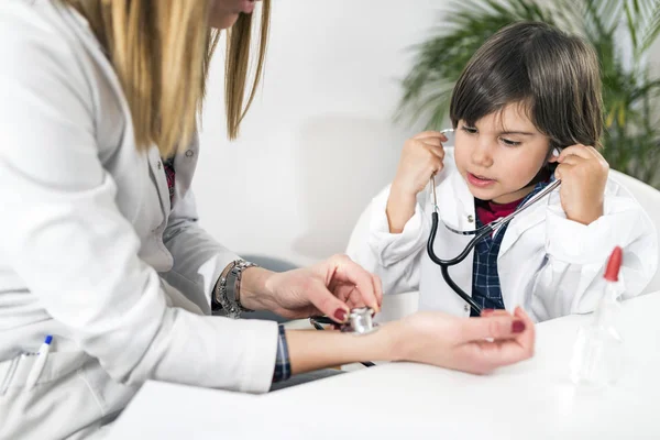 Bambino Utilizzando Stetoscopio Come Giocare Essere Medico Ufficio Pediatra — Foto Stock