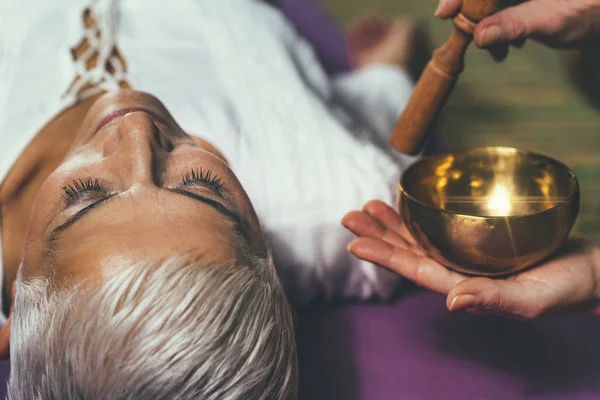 Handen Van Therapeut Met Tibetaanse Zangkom Geluid Meditatie Therapie Kamer — Stockfoto