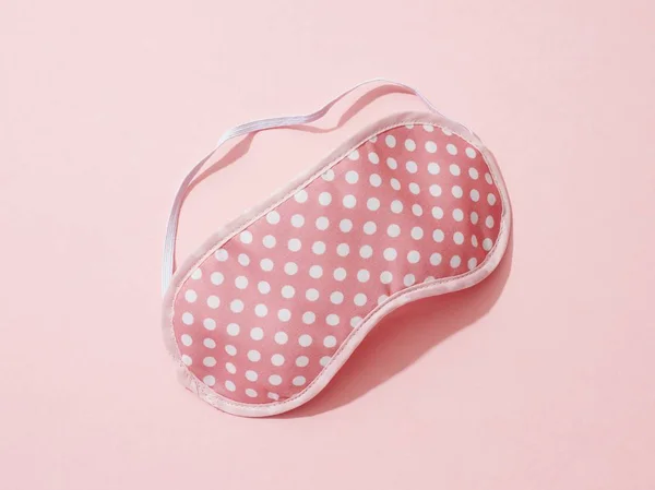 粉红背景的Polka点睡眠面具 — 图库照片