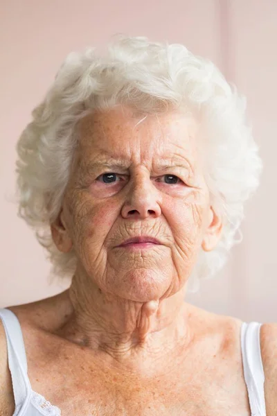 Mujer Anciana Pensativa Imagen Colorida — Foto de Stock