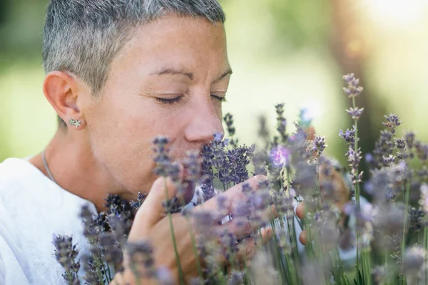 Mulher Meia Idade Cheirando Flores Lavanda Flor Apreciando Sua Fragrância — Fotografia de Stock